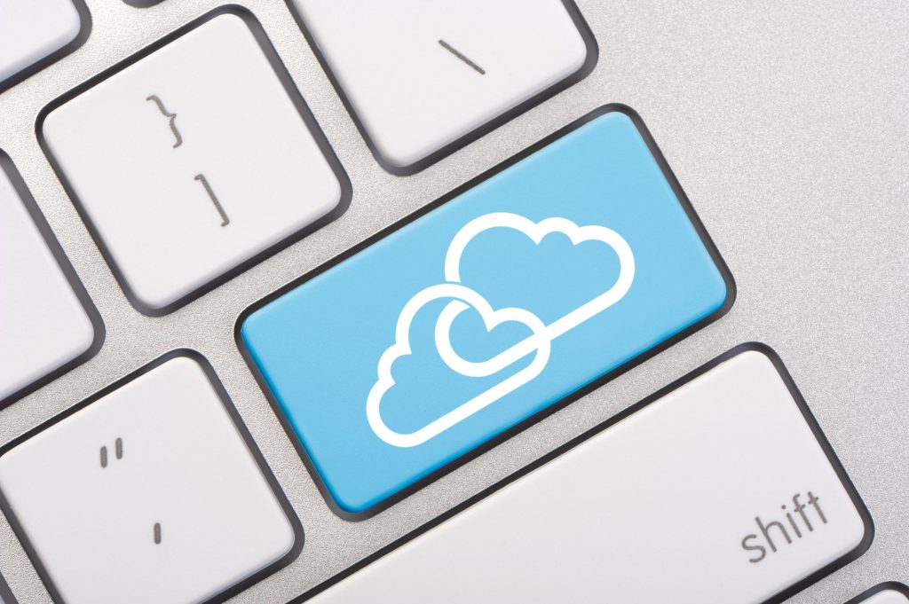 migração para cloud computing: teclado de computador com nuvens simbolizando a tecnologia cloud