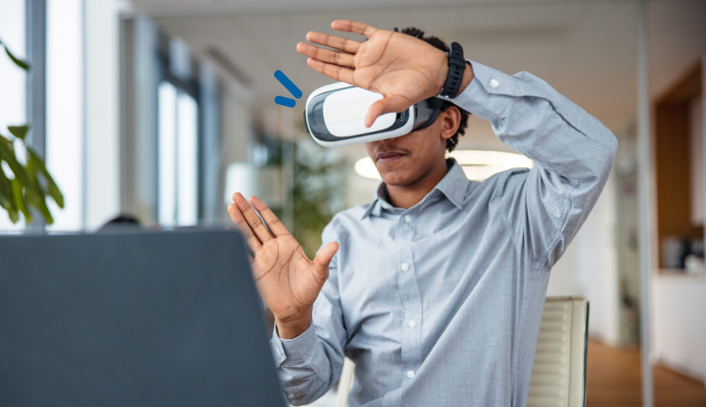 homem de roupa social usando óculos de realidade virtual em representação à inovação nas empresas