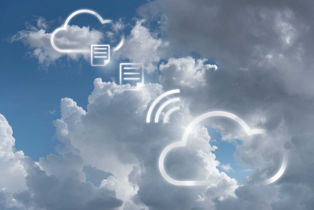 a imagem ilustra o conceito de multicloud com um céu azul cheio de nuvens e no meio delas tem o desenho em contorno de outras nuvens, de alguns arquivos e do símbolo de wifi